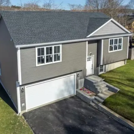 Brand new 3 bedroom house in welcoming Worcester with WiFi and AC