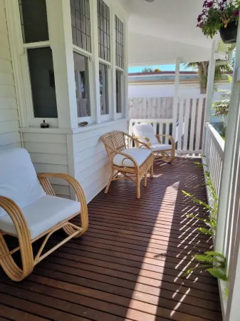 4 Bedroom Californian Bungalow - Sleeps 9. Short Walk to Shops, Beach and pub Отели в г. Сейнт Леонардс