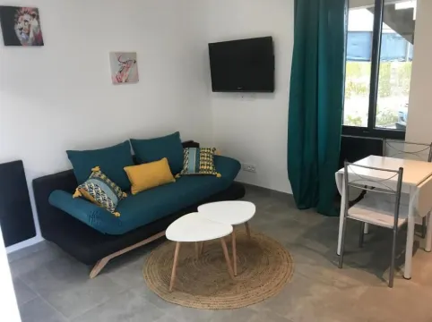 Super Studio Refait à Neuf Avec Terrasse +jardin Hotels in Figeac