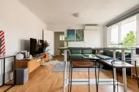 Escape to a Tree Top Retreat in Vibrant Elwood!