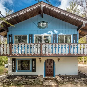 Loose Moose Lodge – Family Chalet, Fireplace, Ski!