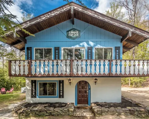 Loose Moose Lodge – Family Chalet, Fireplace, Ski! Hotels in Glen