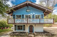 Loose Moose Lodge – Family Chalet, Fireplace, Ski!