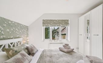 2-Bed Central Apartment-Sleeps 4 & Private Parking