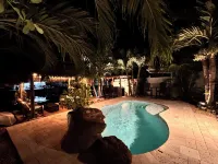 Best! 2Br/2BA /w Private Pool. 37.5" Dockage/Voted Best Backyard in Kcb 11th ST. - Hot Tub