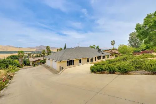 Porterville Getaway w/ Patio + Valley Views!