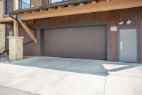 New Luxury Condo: Heated Garage, Mins to Ski, Walk to Dillon Amphitheater & Lake