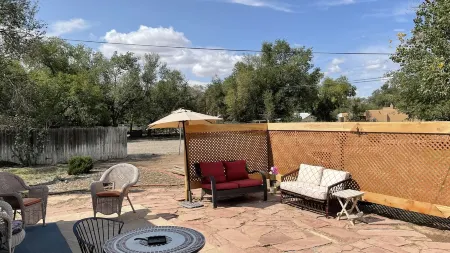 Casa Bonita located 2 blocks from Old Town Отели рядом с достопримечательностью «Альбукерке Ботаникал Гарден»