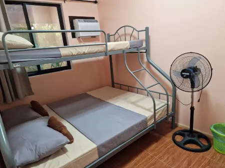 3 Bedrooms 2 storey House! Отели рядом с достопримечательностью «Iglesia Ni Cristo»