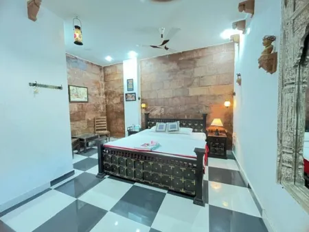 Karma Homestay Отели рядом с достопримечательностью «Balsamand Lake and Garden»