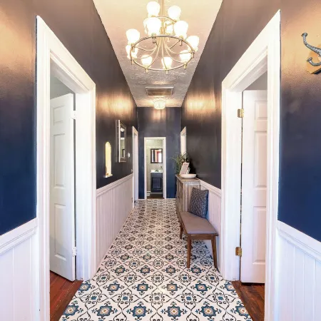 Walk to the Strand and Beach Updated Victorian Gem