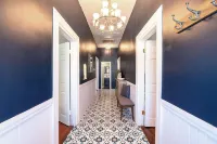 Walk to the Strand and Beach Updated Victorian Gem - Kylpylä