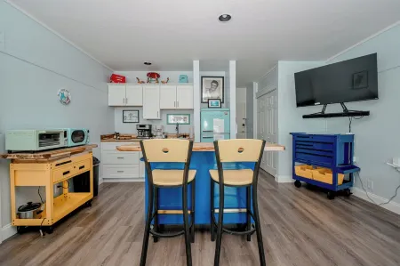 Tranquil condo 129 with AC in charming Cedar Key