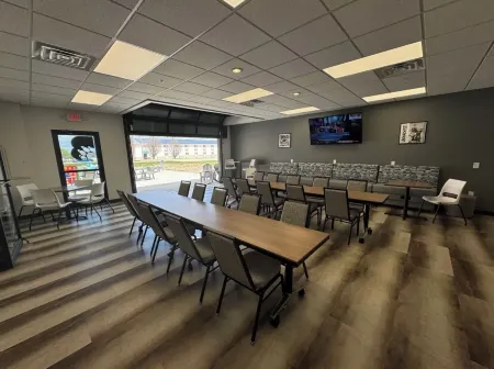 GreenTree Inn  Maryville - Bearcat Inn & Suites Отели в г. Нодэуэй