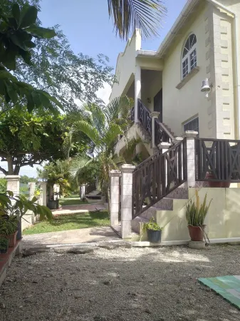 Almond Palm Apartment Отели рядом с достопримечательностью «Гаррисон Саванна»