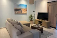 Cottage - Sleeps 4 - Pet Friendly - Pool - Parking - 3-نجوم