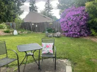 Charming Cottage in Scenic Seattle with AC, WiFi, and All the Comforts of Home.
