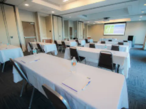 โรงแรม ฮอลิเดย์ อินน์ เอ็กซ์เพรส แอนด์ สวีทส์ ไมอามี แอร์พอร์ต อีสต์ บาย IHG โรงแรมในไมอามี