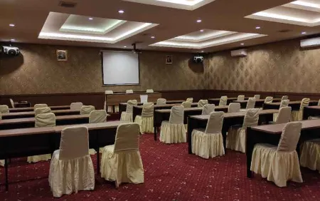 Grand Venetian Hotel Отели в г. Сепутих Джая