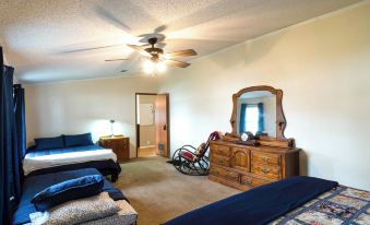 Lakefront Many Vacation Home w/ Kayaks!