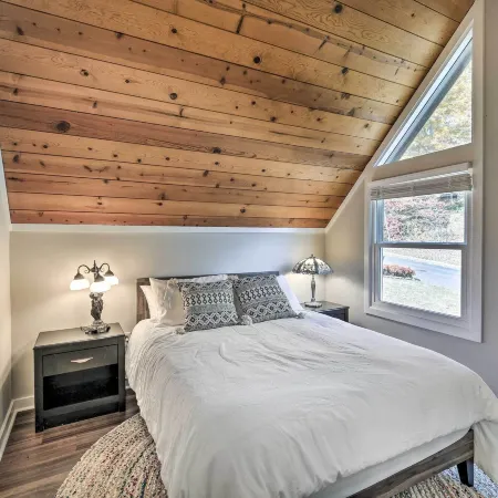 Deck & Mtn Views: 'Fain Chalet' in Kingsport