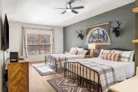 T Time Getaway - Overlooking Golf Views!