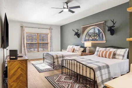 T Time Getaway - Overlooking Golf Views!