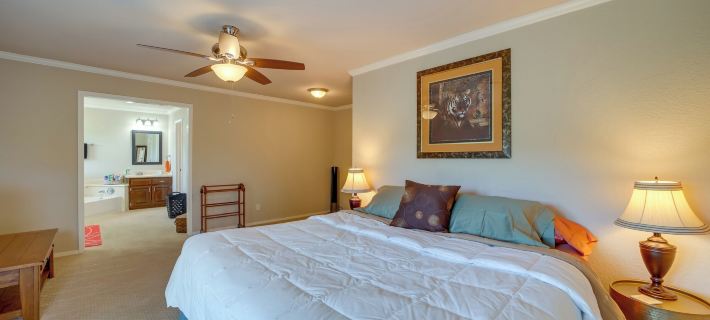 Spacious Arkansas Abode w/ Balcony & Fire Pit! Ξενοδοχεία στην πόλη Fort Smith