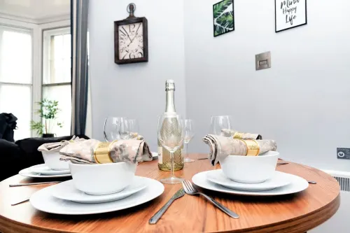 Wrexham Central Stay Apartment Six - Homestays
