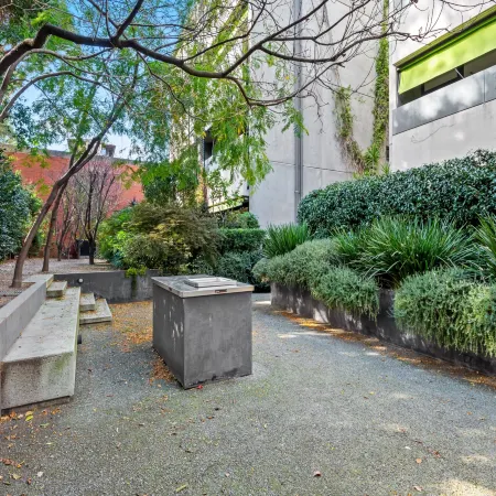 Chic 2-Bed Apartment in Vibrant St Kilda