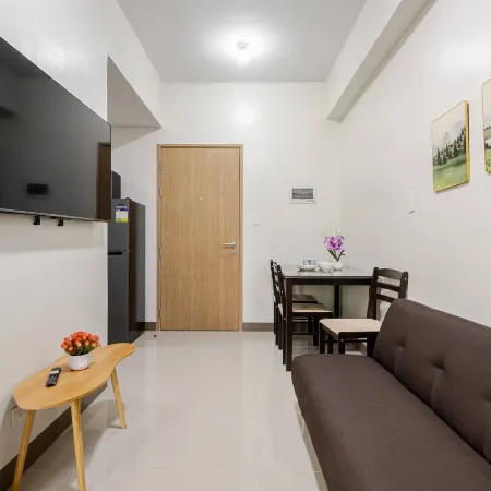 Near SM BF & Shopwise SLEX Accessible 2BR for 4