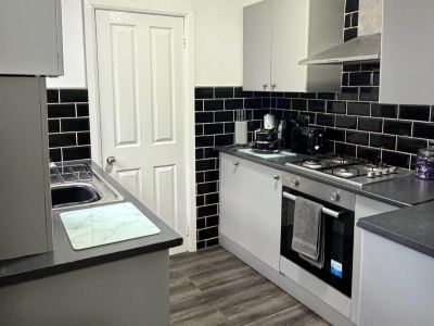 2 Bed Flat - Sleeps 3 - Parking - Wifi