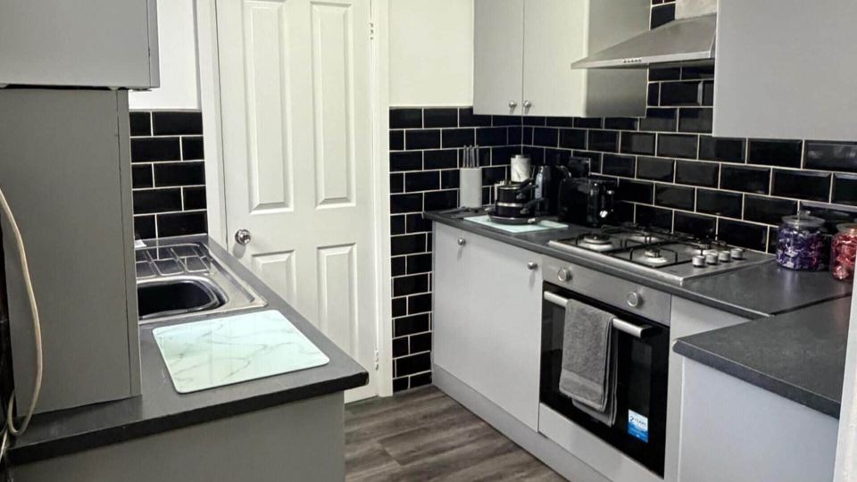 2 Bed Flat - Sleeps 3 - Parking - Wifi