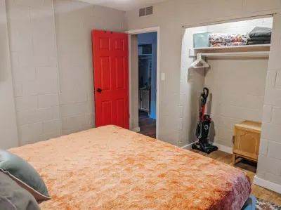 Funky Fun Treehouse Duplex Flint Hills Discovery Center 주변 호텔