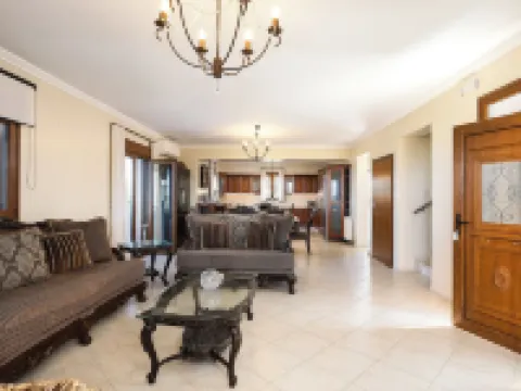 Villa Aris: A Serene Experience, 3BRs, Pool & BBQ Hotels in Stavromenos