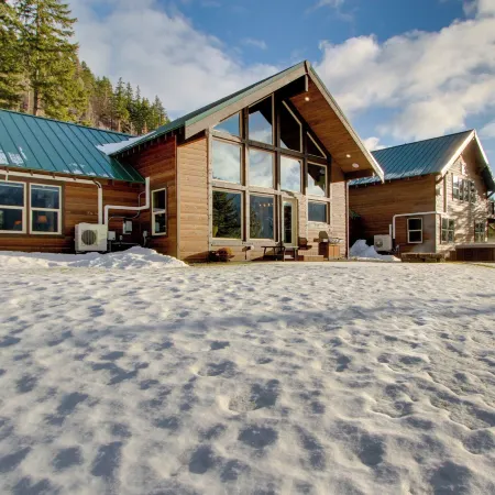 Shared Game Room: Dazzling CLE Elum Home