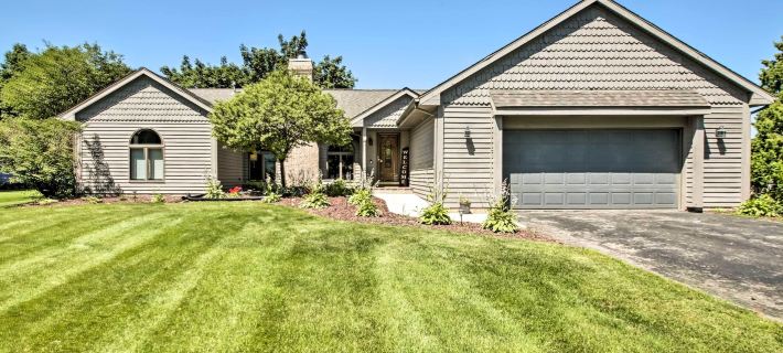 Family Home w/ Deck, Yard, Dock on Rock River Hotels in Rock County