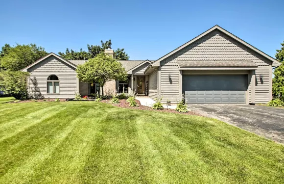 家庭住宅，帶甲板、院子和巖石河上的碼頭