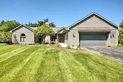 Family Home w/ Deck, Yard, Dock on Rock River - موقف سيارات