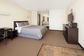 Side Trax Inn