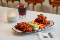 Holiday Inn & Suites DETROIT - TROY by IHG - breakfast