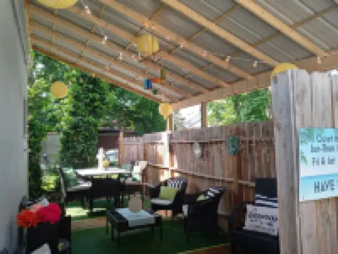 Hurry WE'Re Filling Fast! Downtown Short Walk to Food Bars & Ferrys.  Sleeps 18!