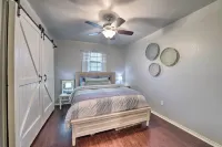 Lakefront Home < 3 Miles to Historic Granbury! - Pet friendly