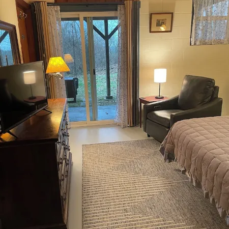Studio for 3/Private Entrance, Bath, WiFi, Netflix/2.5 mi to Town/Pets Отели в г. Атенс