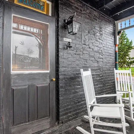 4BR Mountain-view Home - Deck, Washer & Dryer