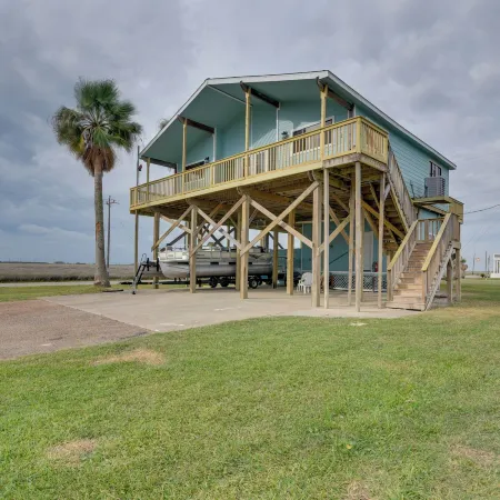 Near Boat Ramp: Home w/ Deck & Grill in Freeport