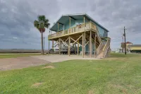 Near Boat Ramp: Home w/ Deck & Grill in Freeport - WiFi