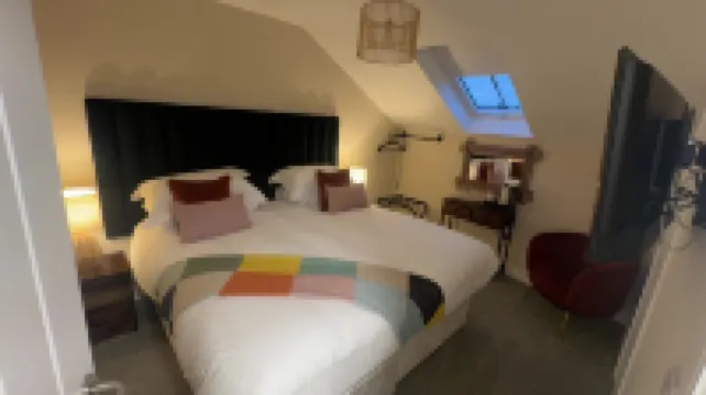 더 코트야드 바, 키친 & 룸스  호텔