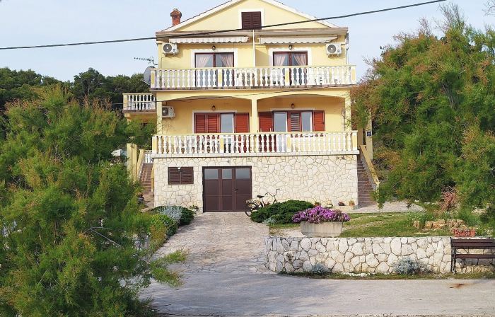 Apartments Grbac Veli Rat-Seaside