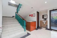 RedDoorz Plus at Buah Batu - Pensions